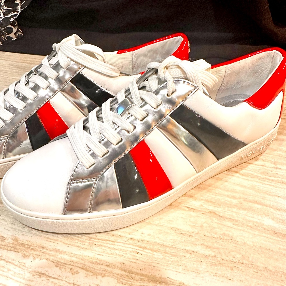 Michael Kors sneakers
Sz 8
Never worn